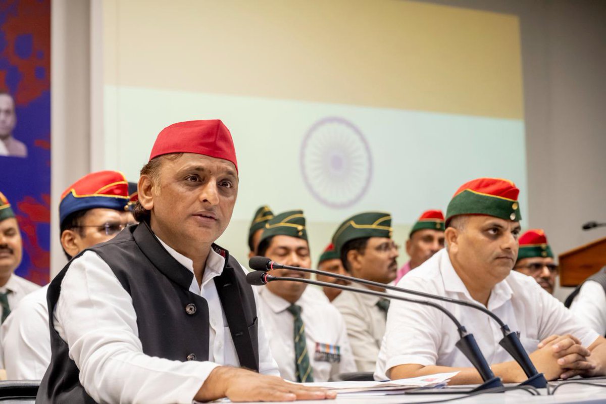 yadavakhilesh's tweet photo. आज हम सबने मिलकर ‘संविधान-मानस्तंभ स्थापना दिवस’ मनाया और संविधान, लोकतंत्र, पंथनिरपेक्षता व समाजवादी सिद्धांतों की रक्षा करने के साथ ही हर पीडीए, किसान, मज़दूर, कारोबारी, महिला और युवा के हक़ और अधिकार को सुनिश्चित करने का वचन उठाया और ‘सामाजिक न्याय का राज’ लाने व ‘बंधुराष्ट्र’ बनाने के अपने संकल्प को दोहराया।