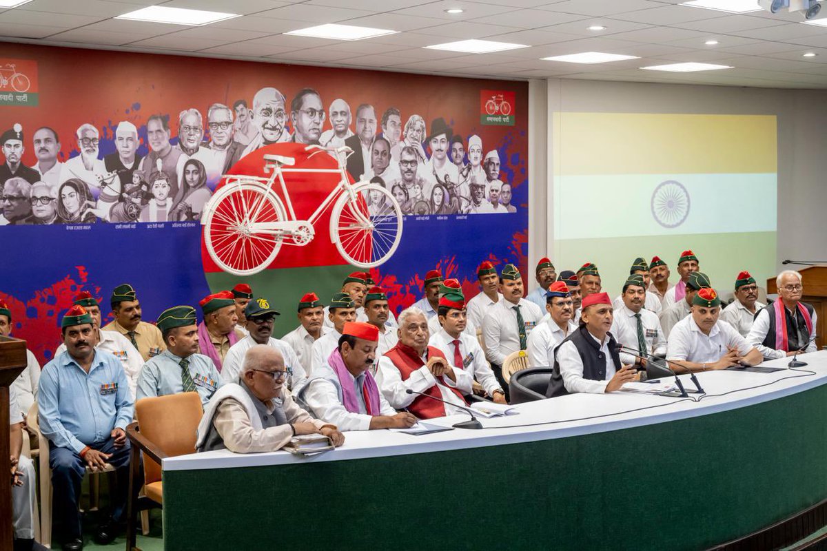 yadavakhilesh's tweet photo. आज हम सबने मिलकर ‘संविधान-मानस्तंभ स्थापना दिवस’ मनाया और संविधान, लोकतंत्र, पंथनिरपेक्षता व समाजवादी सिद्धांतों की रक्षा करने के साथ ही हर पीडीए, किसान, मज़दूर, कारोबारी, महिला और युवा के हक़ और अधिकार को सुनिश्चित करने का वचन उठाया और ‘सामाजिक न्याय का राज’ लाने व ‘बंधुराष्ट्र’ बनाने के अपने संकल्प को दोहराया।