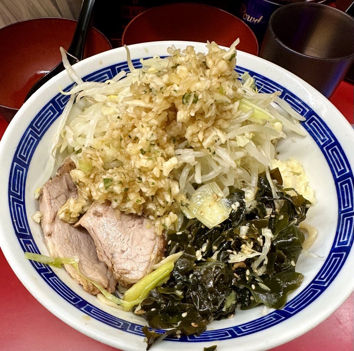 KCc9FI76W432144's tweet photo. 混ぜきりうずら投入しようとしたら隣席にシュッとなさったうずらのProが御着席、ラーメンお楽しみ中ご挨拶さてせいただき失礼致しました
今日も冷やしLUNA SEA（無断借用ｻｰｾﾝ）( •̀ω•́ )૭✧ｳﾏｲ
ごちそうさまでした
ラーメン二郎 中山駅前店34杯目
つけ味冷や汁なし
半薄鶉鬼おろ大葉MIXワカメ https://t.co/j9ljR0JtxN
