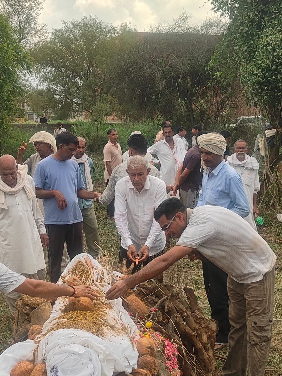 RCYADAVBEHROR's tweet photo. आज ग्राम मुंडिया खेड़ा, बहरोड़ के बीएसएफ के सेवारत हवलदार श्री देशराज जी, सुपुत्र श्री रणजीत जी, के अंतिम संस्कार में शामिल होकर उन्हें भावभीनी श्रद्धांजलि अर्पित की।

इस दुःखद अवसर पर शोक संतप्त परिजनों के प्रति अपनी गहरी संवेदनाएँ व्यक्त कीं। ईश्वर दिवंगत पुण्यात्मा को अपने https://t.co/ifDfYJG0u6