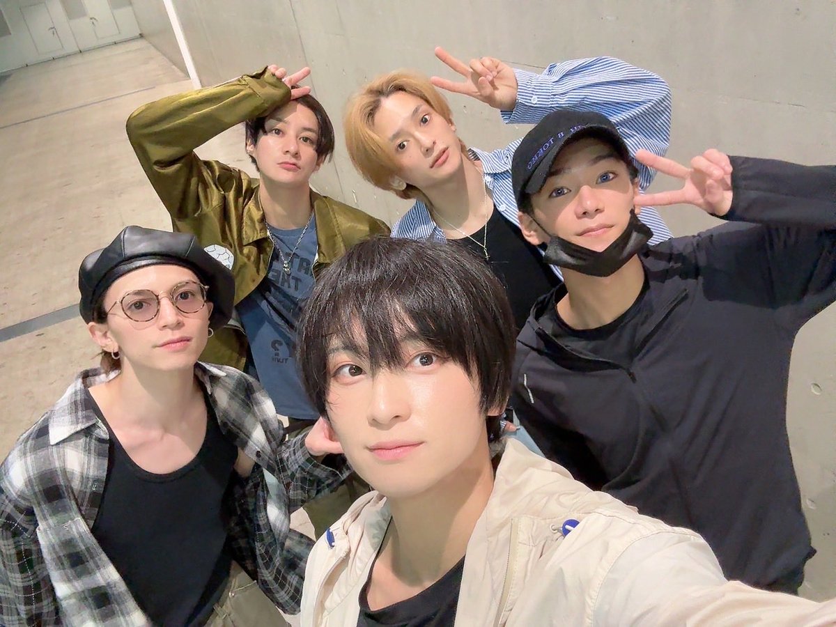takasaki_shota's tweet photo. 衣装メイク付き通ししましたー！！！

めちゃ楽しい！
完全にRa*bitsの可愛さにやられ、Edenのかっこよさにやられます。
流星隊も好きだー！
UNDEADも最高だし…みんな素敵！！

けどやっぱり、最強のユニットは？？

#あんステ
#Knights https://t.co/qKZOhuI9mY