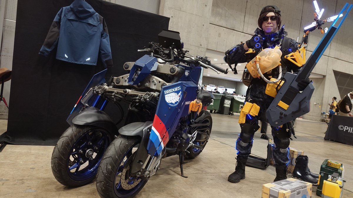 tomewan7174's tweet photo. ワンフェスお疲れ様でした!!本日はD2−DESIGN様のブースにてデスストのリバーストライクとお写真と動画を撮らせて戴きました!!ご協力頂いた未来撮影のスタッフの皆様大変有難うございました!!👍️👍️
#WF2026S #DeathStranding #デスストランディング #G2DESIGN #未来撮影 https://t.co/dStITFwL6V