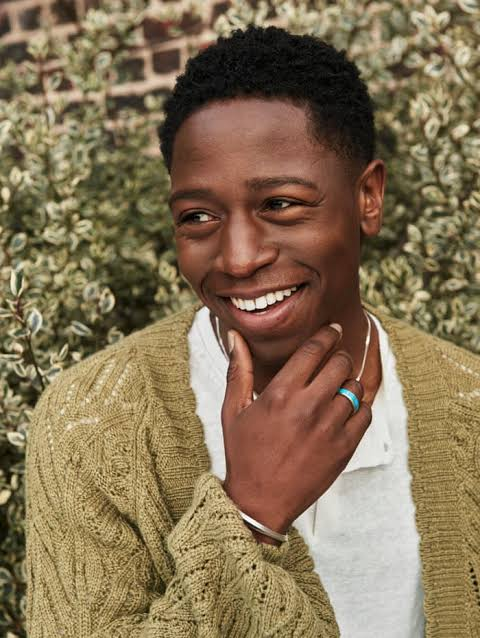Cultination1's tweet photo. 🚨 MARVEL A DÉVOILÉ LE NOUVEAU BLACK PANTHER ! 😱

Après l'immense héritage laissé par Chadwick Boseman, c'est l'acteur britannique David Jonsson qui reprendra le costume du héros de Wakanda dans Black Panther 3. Il incarnera T'Challa II, le fils du personnage de Chadwick Boseman.

Prévu pour décembre 2028, le film marquera une nouvelle ère pour la franchise, avec le retour du réalisateur Ryan Coogler. Un nouveau chapitre très attendu pour continuer l'histoire de WAKANDA. 🖤
(Reuters)