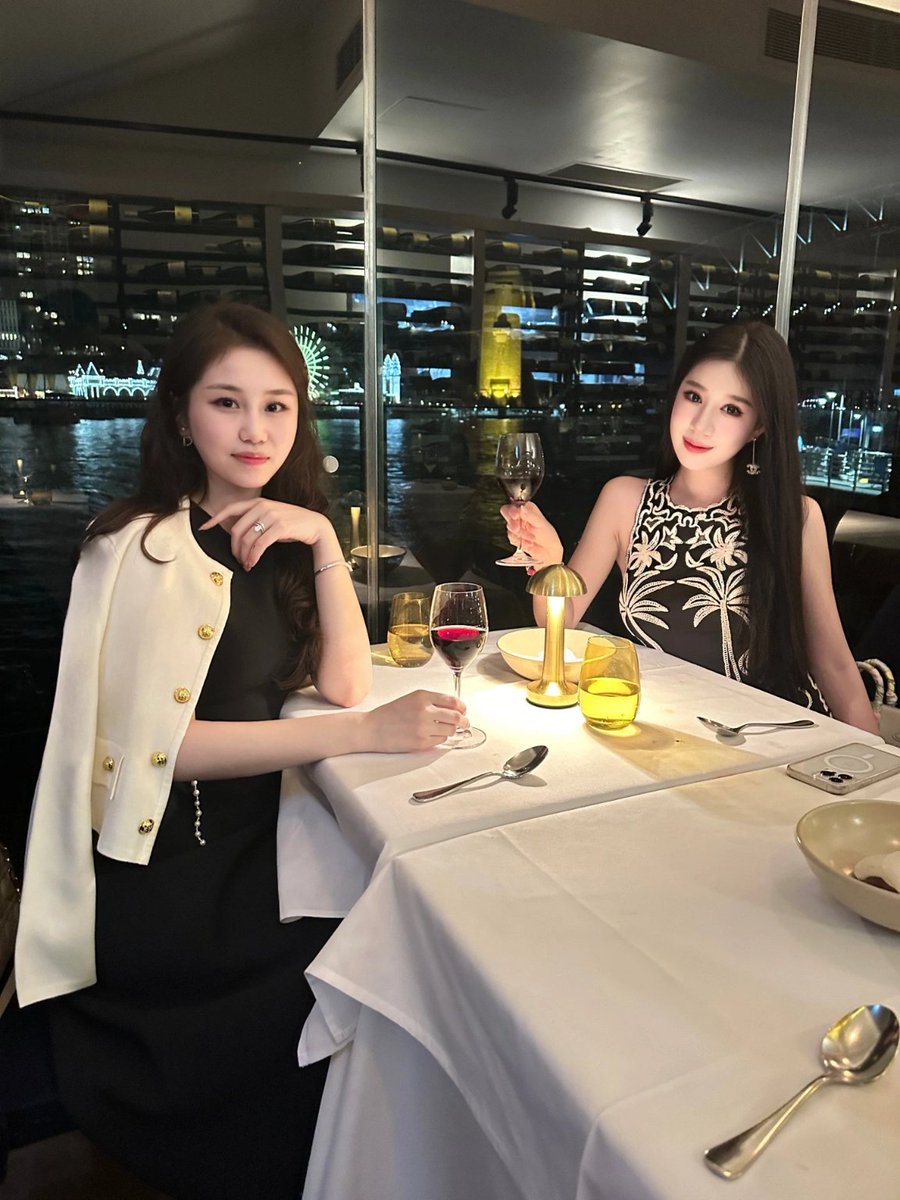 Renxiaosk's tweet photo. Harbour Night View Dinner 🌙 Meet and chat with friends in the beauty industry, exchange industry experience and new ideas. A fulfilling and healing gathering, I benefited greatly.🥂🥂 https://t.co/7JUSW6073y