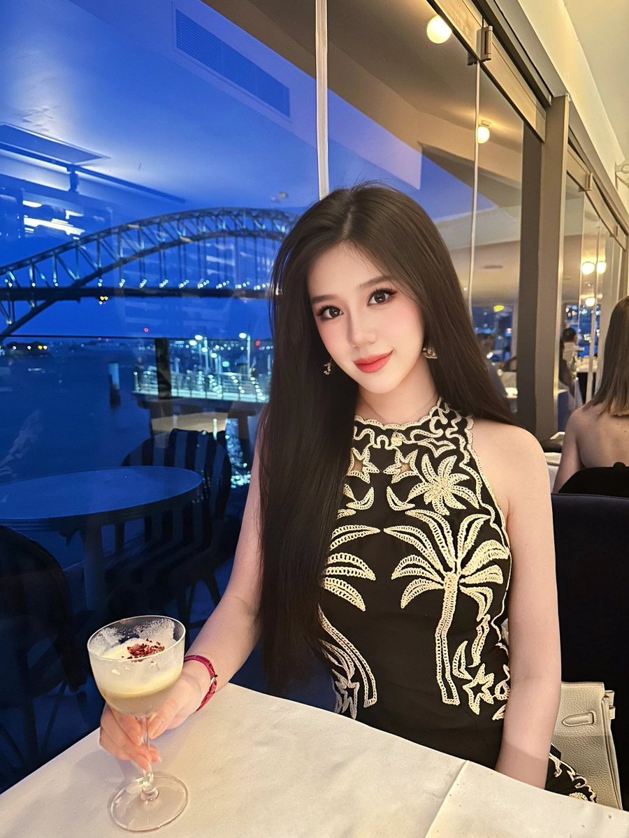 Renxiaosk's tweet photo. Harbour Night View Dinner 🌙 Meet and chat with friends in the beauty industry, exchange industry experience and new ideas. A fulfilling and healing gathering, I benefited greatly.🥂🥂 https://t.co/7JUSW6073y