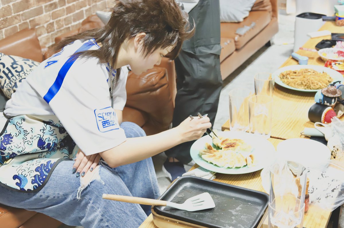 onsrn_reona's tweet photo. 餃子こねくり回し担当だった👋🏻あと生ハム分けた
photo.@shii0826 
 #満漢飯会2026夏 https://t.co/3oBEewkwg1