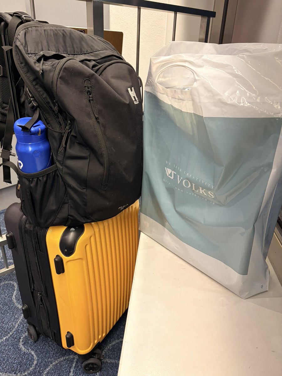 hal3046's tweet photo. 結局、クバルカン・坂・バンクはトランクにも入らず、預け荷物にするのも嫌なんで、手荷物に。
こりゃレッドミラージュは素直に郵送で買う方が賢そうだが、品切れに注意だな。

#ファイブスターストーリー
#クバルカンザバンク
#IMS https://t.co/ggw20AMYcr