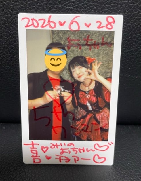 cbgmusics's tweet photo. そして本日ベビブレ5thワンマンライブのチェキに無事サインいただきました！😁
み「ワンマン何日だっけ？」
よ「おい！Sさん何日だっけ？」
Sさん「6月28日」
み「5th？」
よ「おい！」
今日も愛して止まないリーダーでよかたです！かわかわ🥰
#みい活 https://t.co/To2IUC0vci