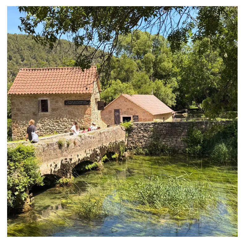 RiverMacMiller's tweet photo. Er wordt ook gezegd.. wees je ervan bewust dat het een National Park is. Niet slechts een Waterval attractie. Er is echt veel meer te zien. Je kan bijvoorbeeld ook met de boot naar Visovac Island. https://t.co/THqLNoHsSA