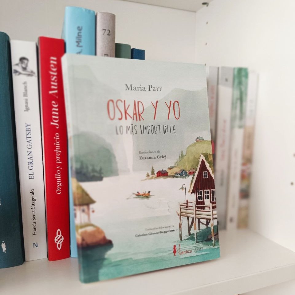 yoleoNovela's tweet photo. Oskar tiene un superpoder: convertir cualquier día normal en una aventura. Un dinosaurio perdido, una pistola de pegamento y mucha imaginación.

"Oskar y yo. Lo más importante" recuerda que los pequeños momentos son los que más se quedan.

https://t.co/fq5Zas2pxJ https://t.co/TWu49UYKUW