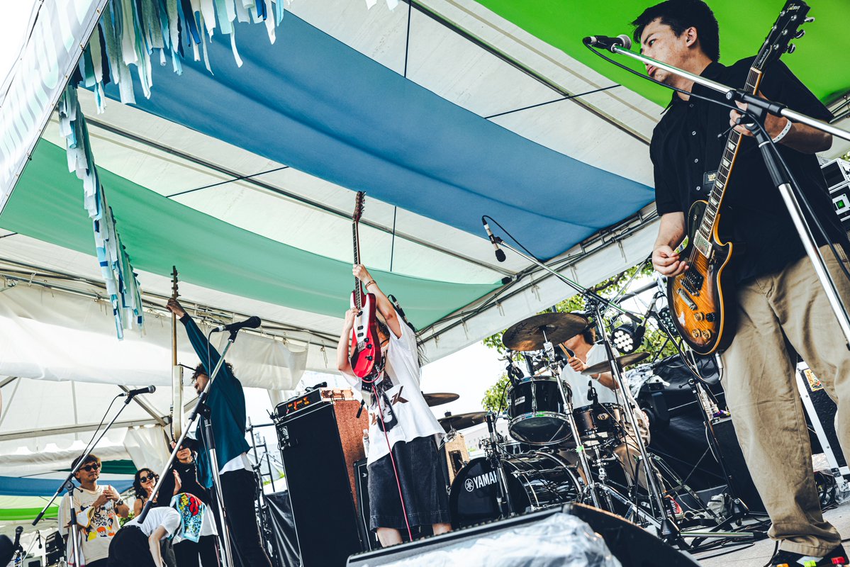 murofes's tweet photo. 【 #ムロフェス2026レポ 】

UNLIMITSが4年越しにムロフェスに登場！極上な哀愁メロディにパワフルなグルーヴが交わることで、観客の魂を揺さぶるエネルギーがみるみる生まれていく。“シオン”では数多のハンズアップが沸き起こり、ツインボーカルが美しく熱く響いた。

pic @MmmuSic_ai
#murofes https://t.co/kAyIz67gAV