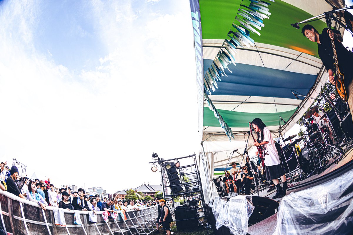 murofes's tweet photo. 【 #ムロフェス2026レポ 】

UNLIMITSが4年越しにムロフェスに登場！極上な哀愁メロディにパワフルなグルーヴが交わることで、観客の魂を揺さぶるエネルギーがみるみる生まれていく。“シオン”では数多のハンズアップが沸き起こり、ツインボーカルが美しく熱く響いた。

pic @MmmuSic_ai
#murofes https://t.co/kAyIz67gAV