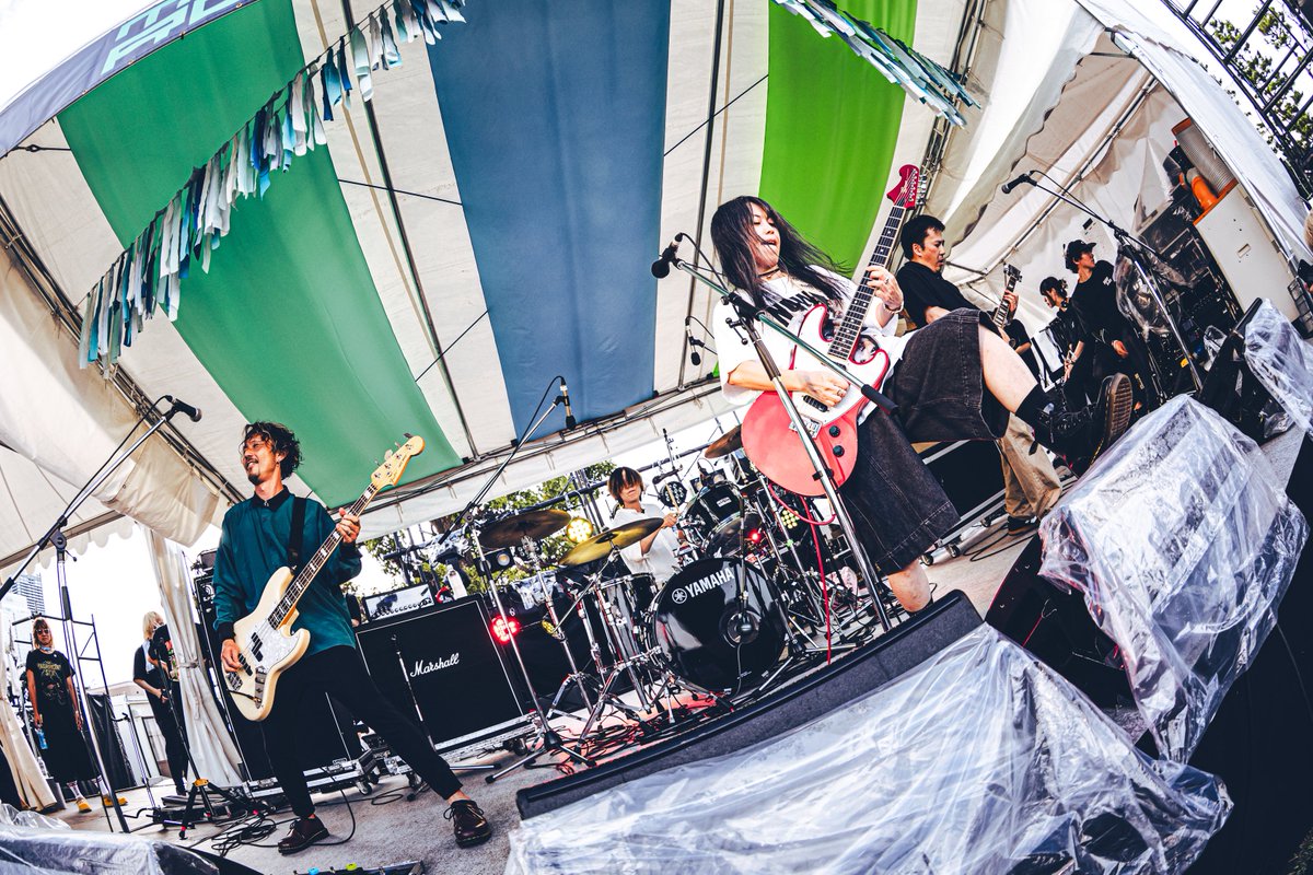 murofes's tweet photo. 【 #ムロフェス2026レポ 】

UNLIMITSが4年越しにムロフェスに登場！極上な哀愁メロディにパワフルなグルーヴが交わることで、観客の魂を揺さぶるエネルギーがみるみる生まれていく。“シオン”では数多のハンズアップが沸き起こり、ツインボーカルが美しく熱く響いた。

pic @MmmuSic_ai
#murofes https://t.co/kAyIz67gAV
