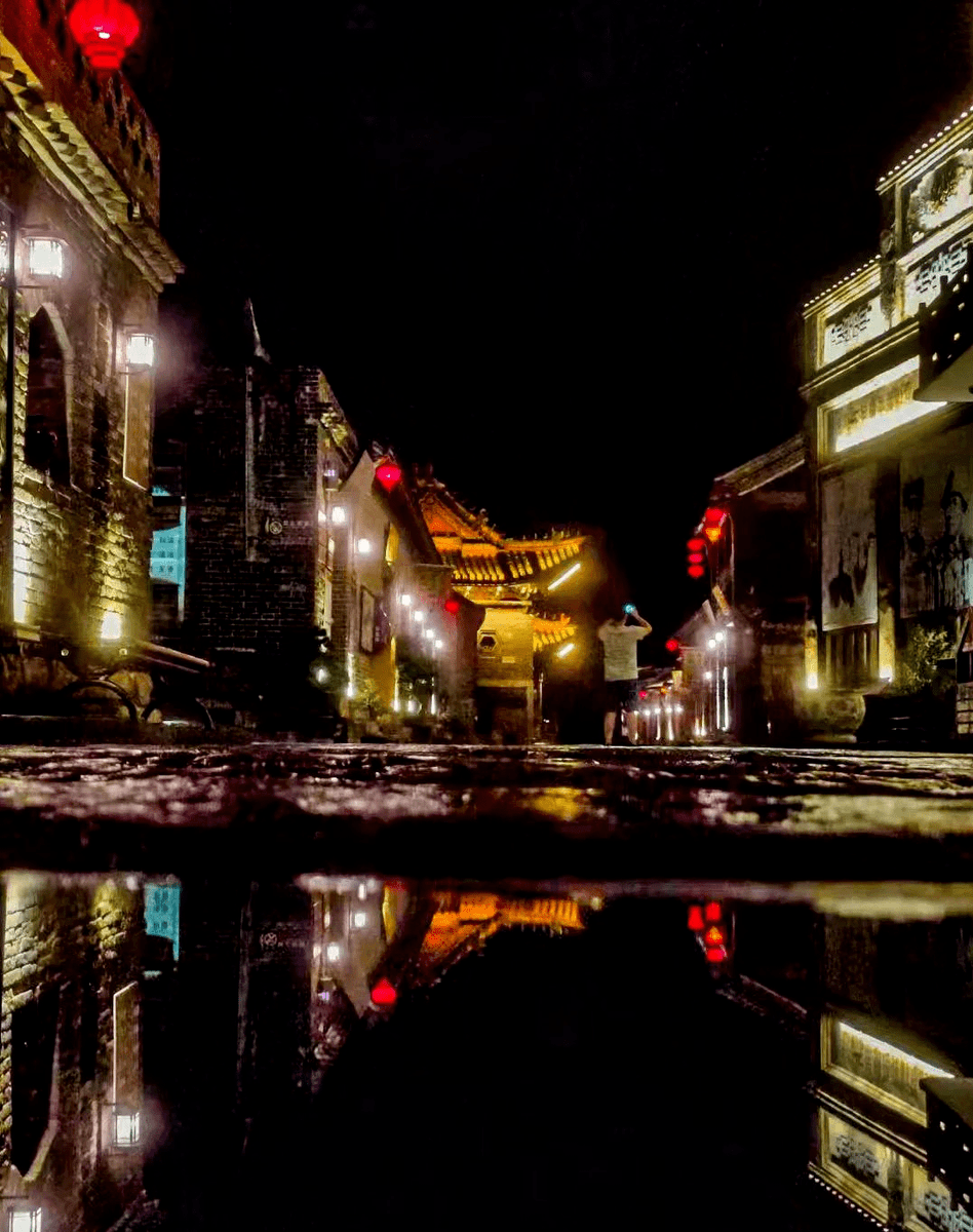 HassieBoss0lt1's tweet photo. 暴雨天没带伞，地铁站檐下正发愁时，陌生姑娘悄悄把她的额外半透明伞举过我头顶，自己半边肩膀全湿了，没留姓名就跑进雨里，那句“刚好多带了一把”，是今天最暖的小确幸。 https://t.co/JgdW0ZJXyf