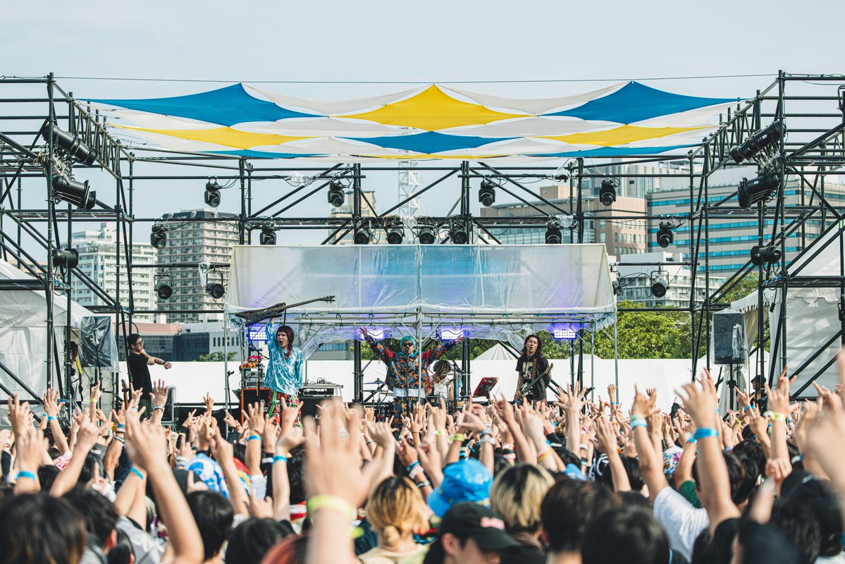 murofes's tweet photo. 【 #ムロフェス2026レポ 】

ヴィヴィッドな水色に髪を染めたSPARK!!SOUND!!SHOW!!・タナカユーキが「悪いことしませんか？」と扇動しハンドルを握れば“†黒天使†”のできあがり。たとえやかましくてもダンスひとつで繋がれるのがムロフェス。ラストは渾身の“南無”をお見舞い！

pic @ideta0907
#murofes