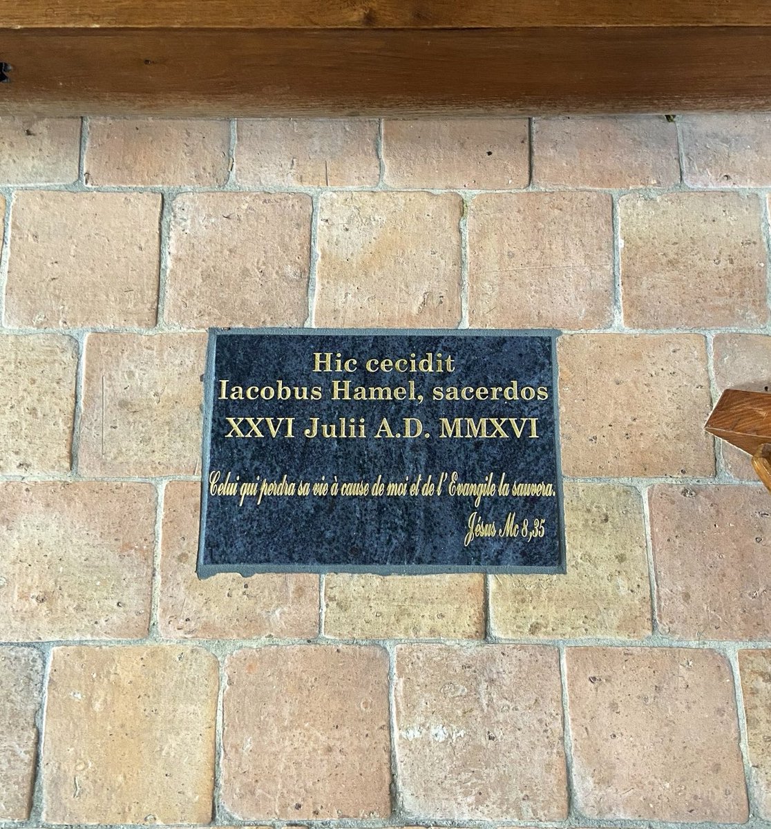 BastionMediaFR's tweet photo. ⚫️🕊️🇫🇷 𝗙𝗟𝗔𝗦𝗛 𝗜𝗡𝗙𝗢 — Dix ans après l’assassinat du père Jacques Hamel à Saint-Étienne-du-Rouvray, tué par deux terroristes islamistes, l’aube maculée de son sang est exposée pour la première fois.

Une plaque a été installée à l’endroit où il a été assassiné. Son étole a également été déposée sur la croix, près de l’autel.