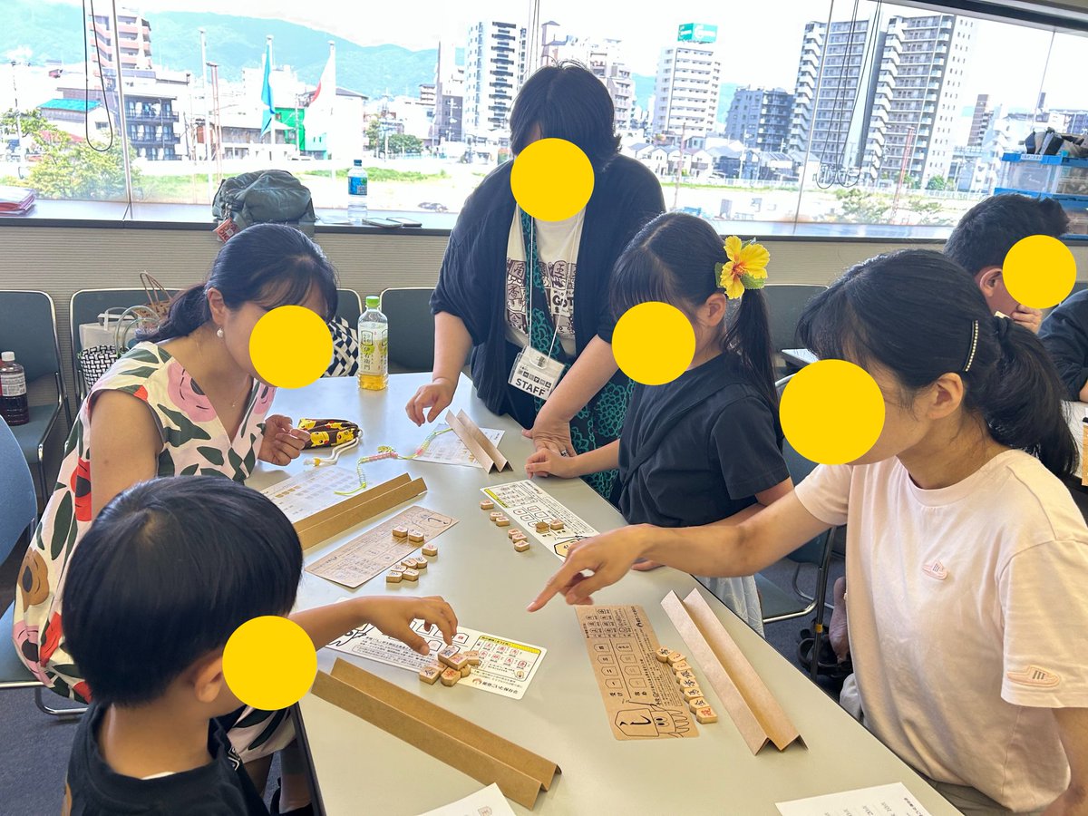 goitaosa's tweet photo. 「図書館でボードゲームをする日」
東大阪市・大阪府立中央図書館

大阪支部のごいたブースは4卓が常にフル稼働でわいわい。老若男女ほぼ全員ごいた初体験でしたが、ハマって連続で打つ方、すぐ戻ってくる方など、述べ88人に楽しんでいただけました。皆様ありがとうございました。

#ごいた https://t.co/XFzc7zRC1g