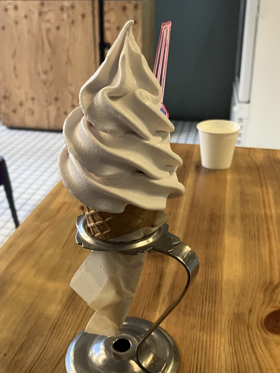 kit_2_ko's tweet photo. くすんだ色のバニラではなく、ピーチメルバのソフトクリームです https://t.co/WilWqhTOZh