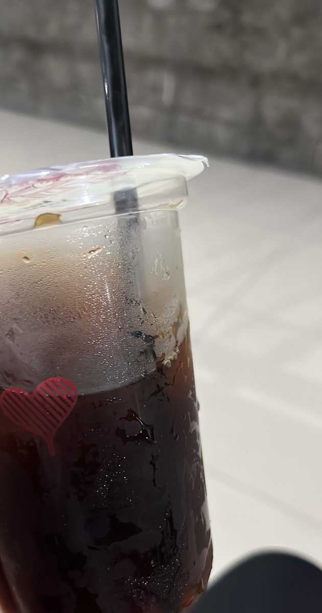 Elliseeyou's tweet photo. Anu... americano + pisang ga cocok di lidahku 😭 https://t.co/4TBib7itjs