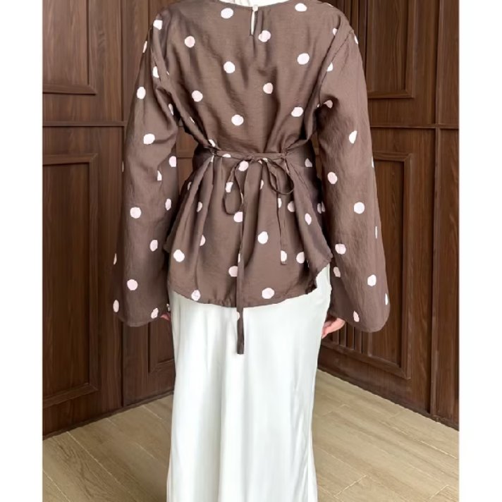 03JH97's tweet photo. anne polka blouse
https://t.co/HkCWXKFARh

kalau yang ini looksnya lebih formal yaaa tapi tetep kelihatan cantikkkk🫶🏻 ada tali di brlakang, jadi bisa kamu adjust bentuknyaaa https://t.co/Pe5YWnutGs