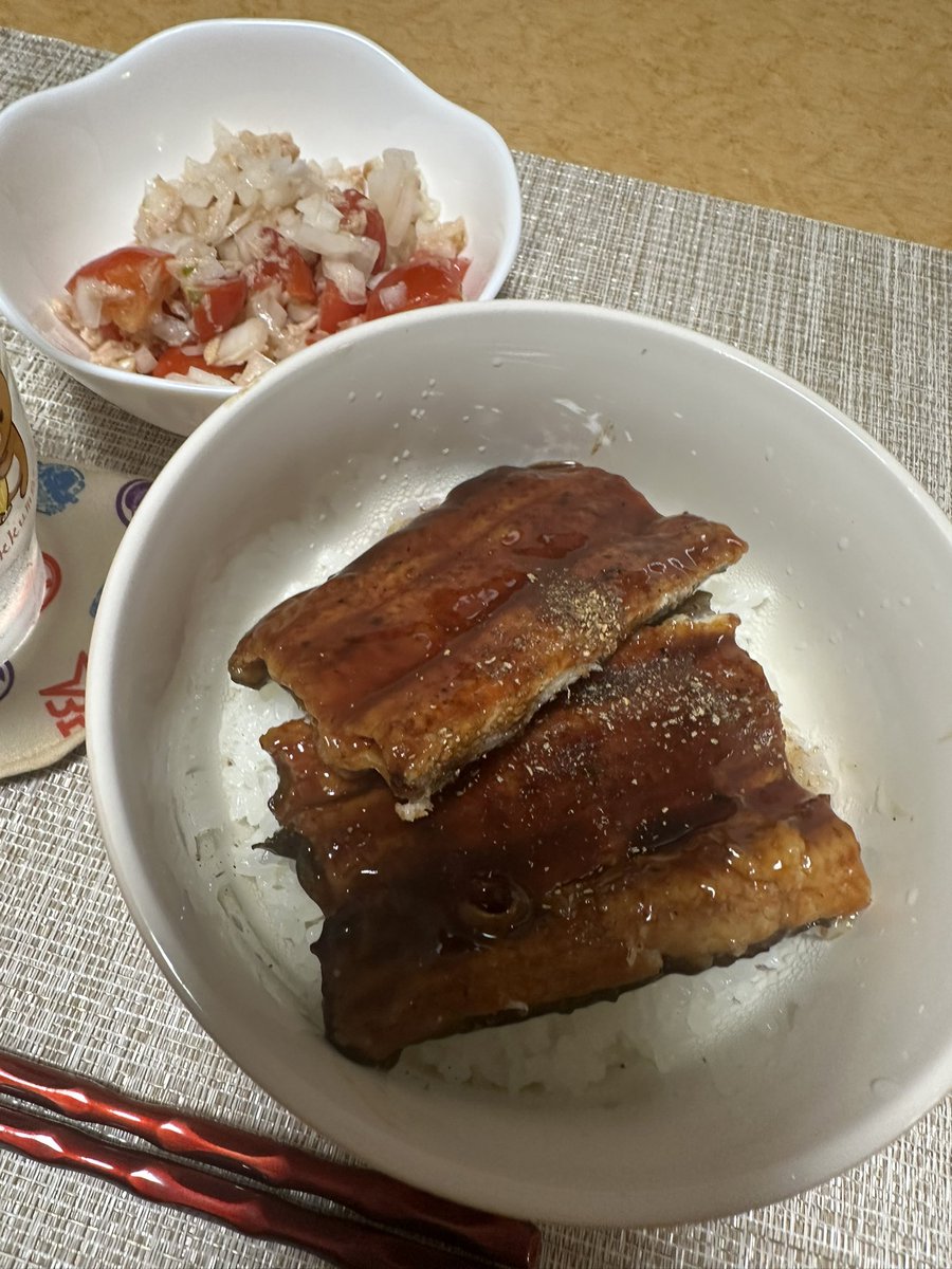 maaaako_19's tweet photo. 今日はうなぎにしましたぁ！
スーパーの安いやつだけど美味しかった😋 https://t.co/i0fFvtaWpe