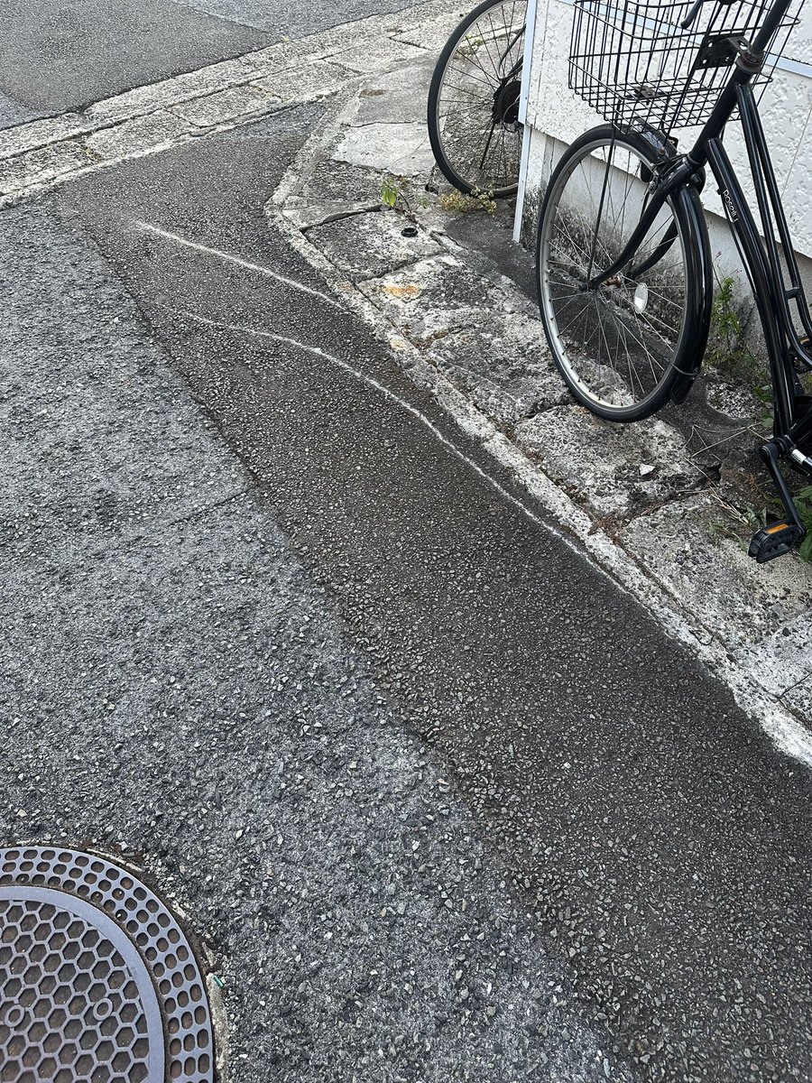 mayobusi0122's tweet photo. 頼むから、犯人がTwitter、Xして見てるなら、自首してくれないかな？

奄美市柳町11番地のアパート前で、まがりきれずにアパート前の入口ドアに傷、自転車は大破してます。
怒るけど、名乗り出てくれないか？

 #奄美
  #当て逃げをゆるすな  #事故  #拡散希望ＲPご協力お願い致します https://t.co/PsRBjqLZLM
