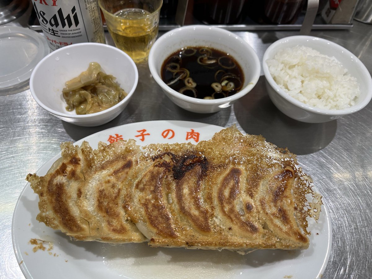 05silkitty's tweet photo. #餃子活
横浜から神保町へ。
YouTubeで釘付けになった #餃子の肉太郎 へ。
思ったよりずっしりだったけど、美味しかった🥟
みなさん、朗らかでお惣菜もご飯も激うま。
また、行っちゃう。ご馳走様でした。 https://t.co/q71zCsw50S