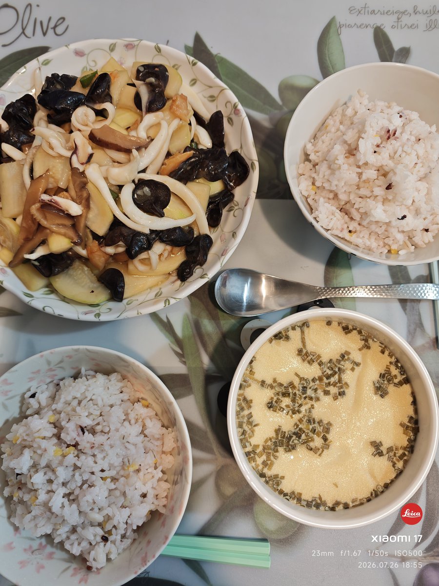 TinHoBlogger's tweet photo. 7/26（日）
👨🏼‍🍳 台風の休日の晩ごはんは、簡単な料理いか🦑炒めと茶碗蒸だけ✌️😋
蝦干雲耳節瓜炒墨魚、鰹魚汁蒸滑蛋

#簡単料理 
#うちごはん 
#炒め物 
#茶碗蒸し
#うまい https://t.co/1IQvR2JBt9