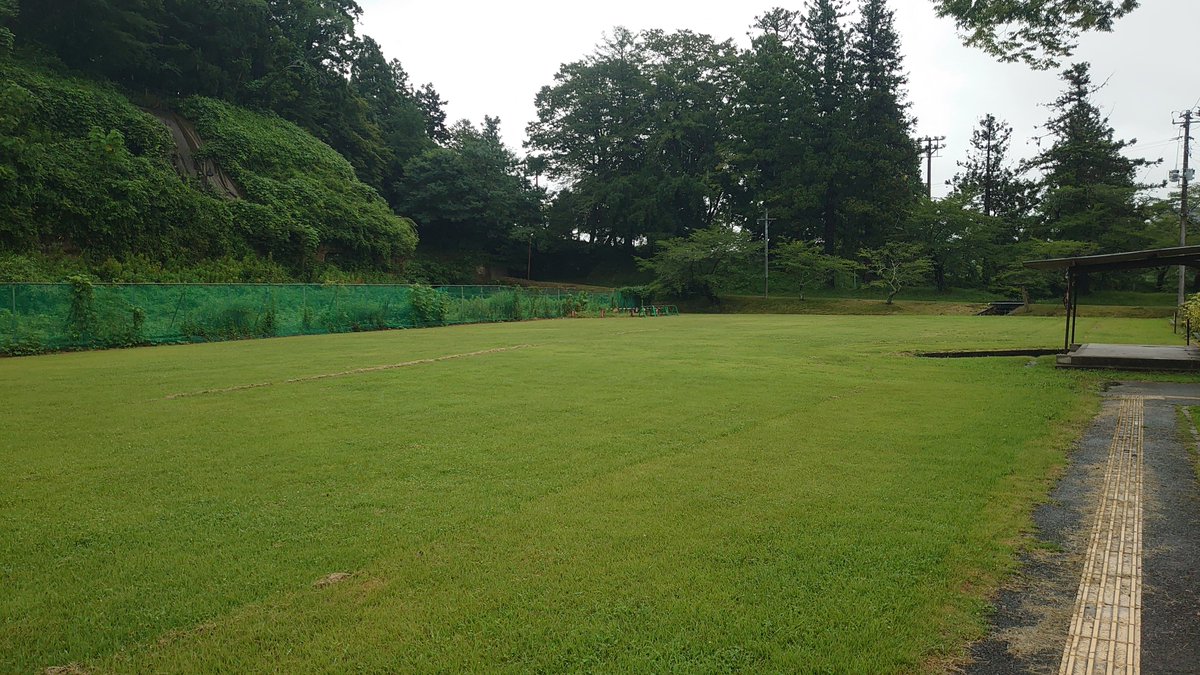 wd_multa's tweet photo. だけに境内には馬の意匠を多く見かける。絵馬殿には通常の絵馬の他に馬蹄や写真、中にはばんえい競馬の勝利記念と思われる横断幕のようなものも奉納されていた。

城の曲輪には芝生の広場があり、おそらくここで出陣式が行われるのだろうと思うと、その場面を想像させられますね😄 https://t.co/U2YooezV29