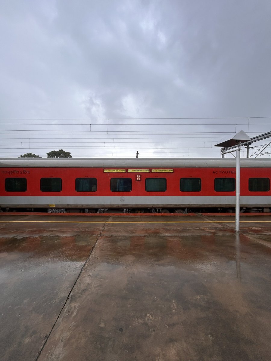 PantryCar's tweet photo. Time to head back home! 🌧️♥️
My fav MAQ Super Fast 😌
Mangaluru giving me a teary send off 🥹
Wish there was some late start and early morning Chennai reaching kinda super fast. 🥲
The magic of 0.5x 😍
#IndianRailways #Mangaluru #WeekendEnds #Monsoon #KarnatakaRains https://t.co/MvO17W50l8