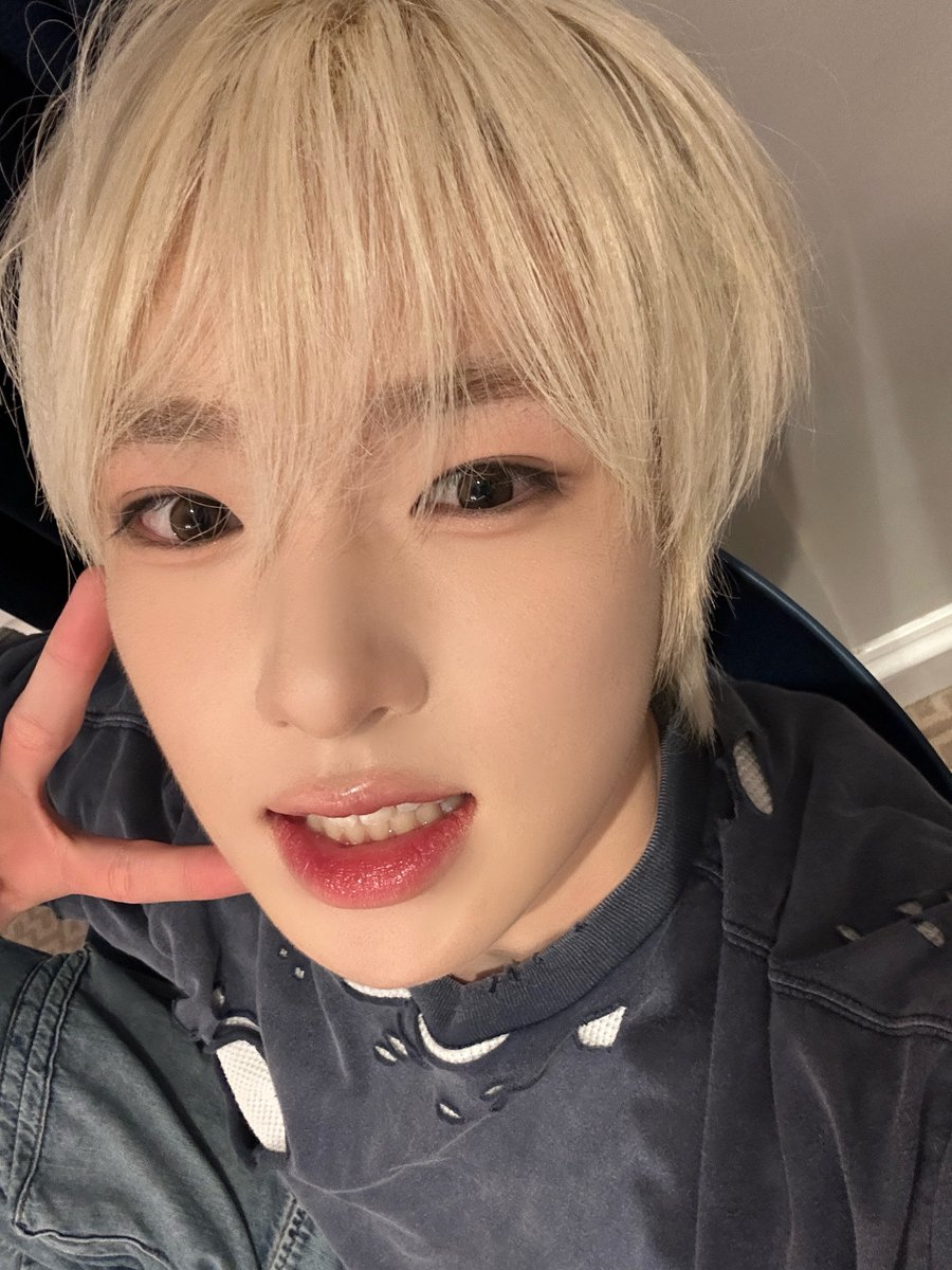HUHu_c0's tweet photo. 이 살짝 보이면서 셀카 찍는거 
정신 부여잡음 개좋네 어떻게 터득했냐 https://t.co/FKeAErOdqe