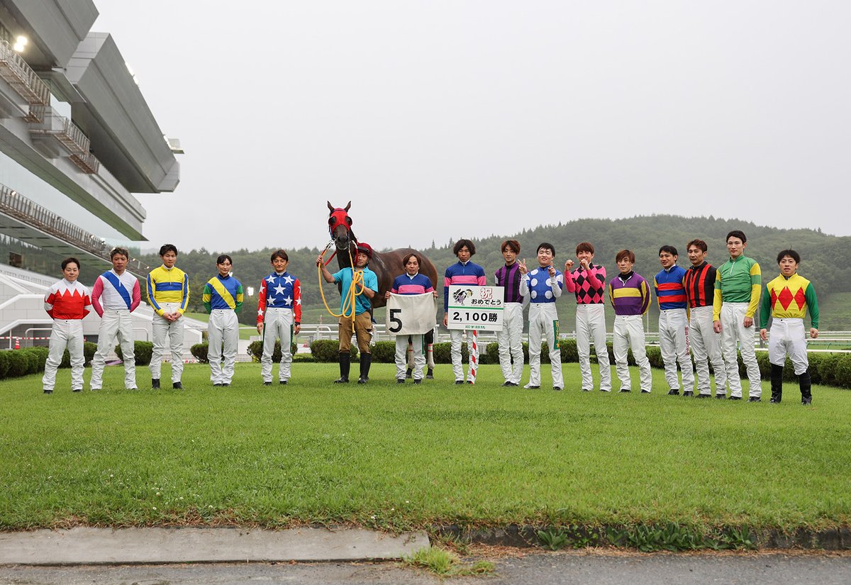 iwatekeiba's tweet photo. ✨㊗阿部英俊騎手㊗✨
💐地方競馬通算２１００勝達成💐

7/26(日)、第５回盛岡競馬第１日第１０競走で
阿部英俊騎手騎乗のロベルタカリーナ号が見事勝利👑

阿部英俊騎手は、
地方競馬通算２１００勝を達成しました💐👏

おめでとうございます✨✨✨✨✨

#阿部英俊騎手　#ロベルタカリーナ https://t.co/KNnHtQmoDU