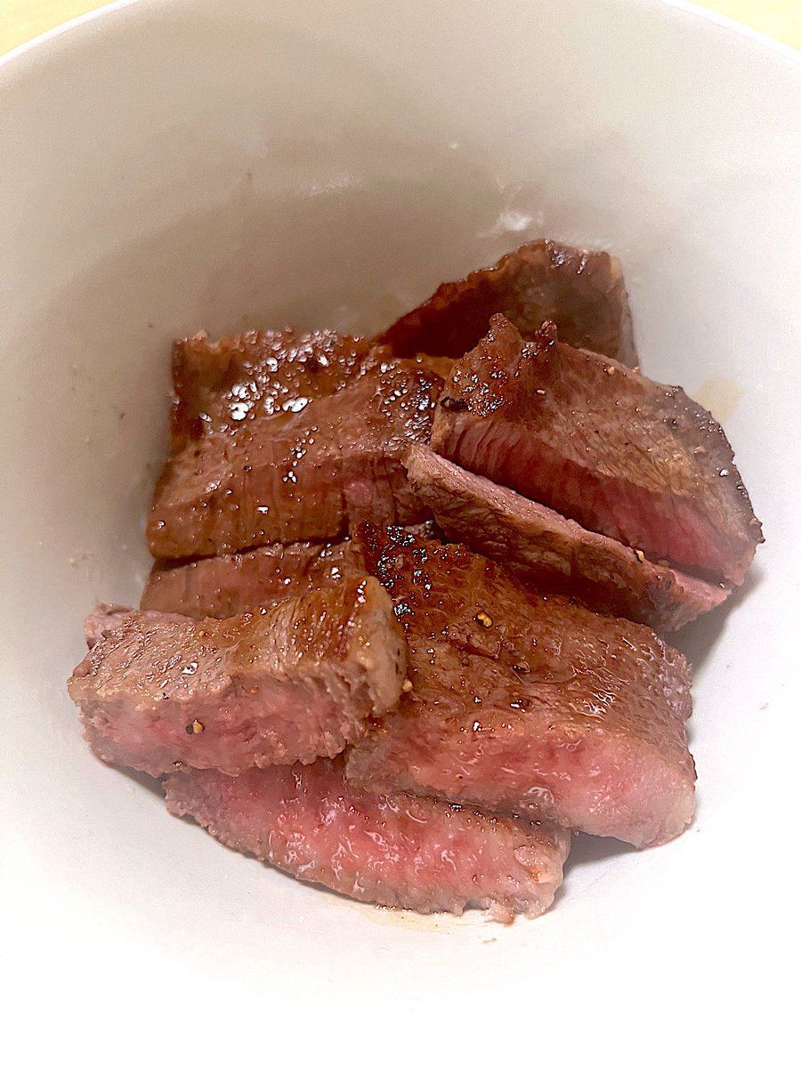 hirokarry1980's tweet photo. ステーキ丼

#夜ごはん　#おうちごはん https://t.co/D03nEFMjgM