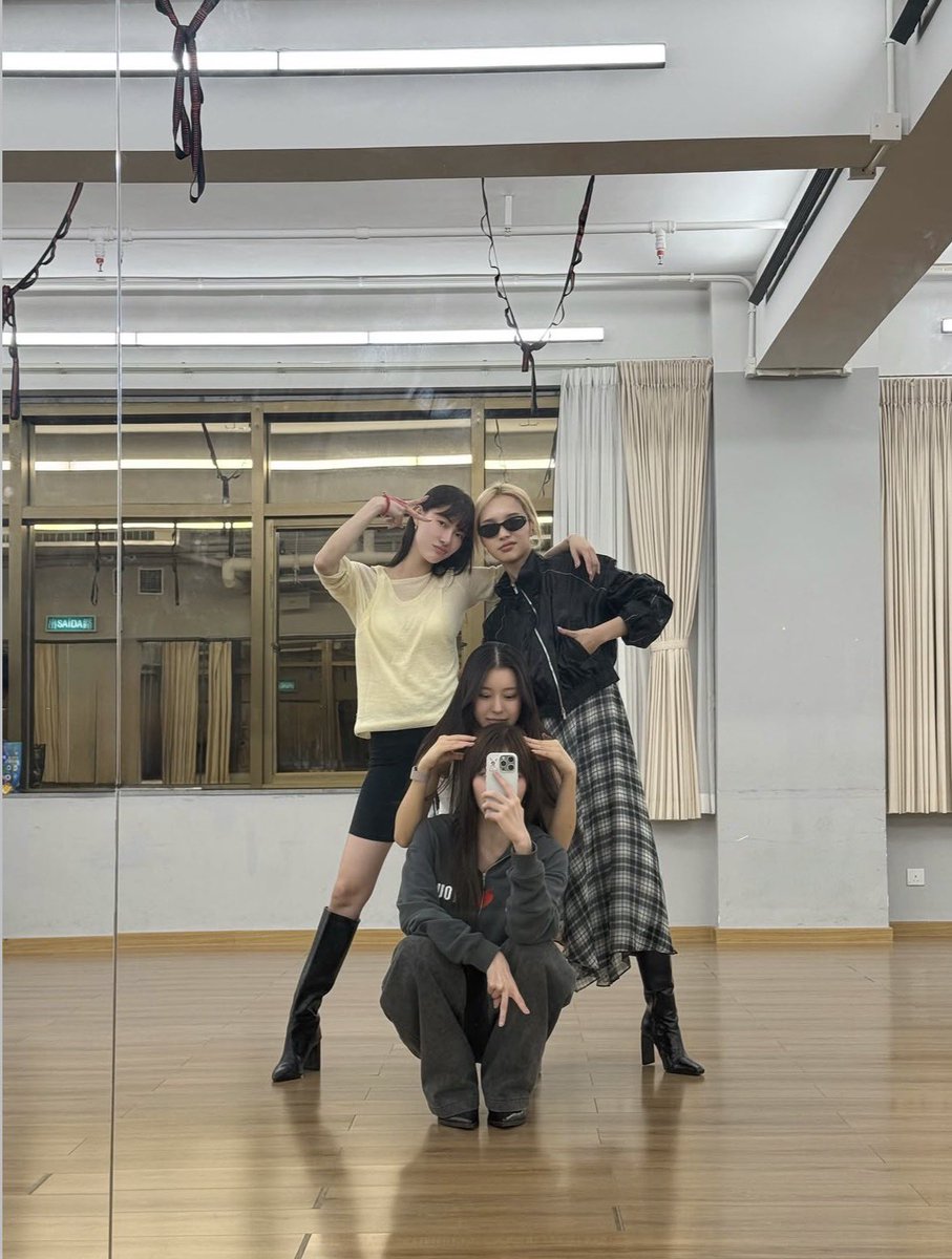 janjingarchive's tweet photo. my girl group and actress 🩶

JJJ KPCZ SHINING IN MACAU
#EnemiesWithBenefitsFMinMacau 
#Janhae #Jingjingyu #JanJingjing https://t.co/adp2EhOd0h