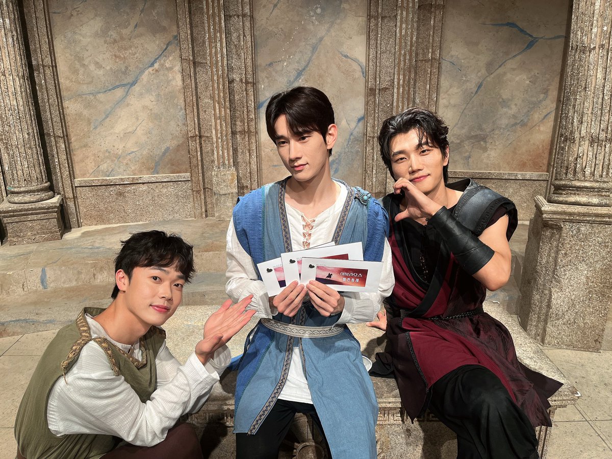 sum_navi's tweet photo. 연극[#이올라오스] 
🏛️전석매진 만원사례

“오늘은 더 특별하지,
우리가 처음 매진사례를 받은 날이잖아.”

시민 여러분들의 성원에 힘입어
금일 7/26(일) 6시 공연이 매진되었습니다!

무더운 날씨에도 테베를 찾아주신 시민 여러분들께 진심으로 감사드립니다. 

테베를 위하여!⚔️
-
2026.06.21 - 09.06
예스24아트원 3관
-
#섬으로간나비 #연극이올라오스
