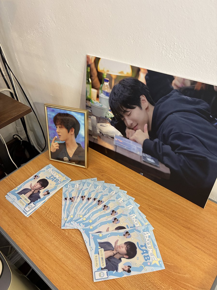 shininghamzzi's tweet photo. 더워서 집에 있을까했는데
꿈에 나와서 몇시에 오는지 알려주는최애

그리고 액자 두개 당첨 됐습니다
이태빈하세요🐹

💙
카페 넘 죠았구 덕분에 행복했습니다👍🏻👍🏻

#태비니_연9소
#LTV_DEBUT_9TH
#이태빈 #LEETAEVIN https://t.co/MYlPy1Hrfw