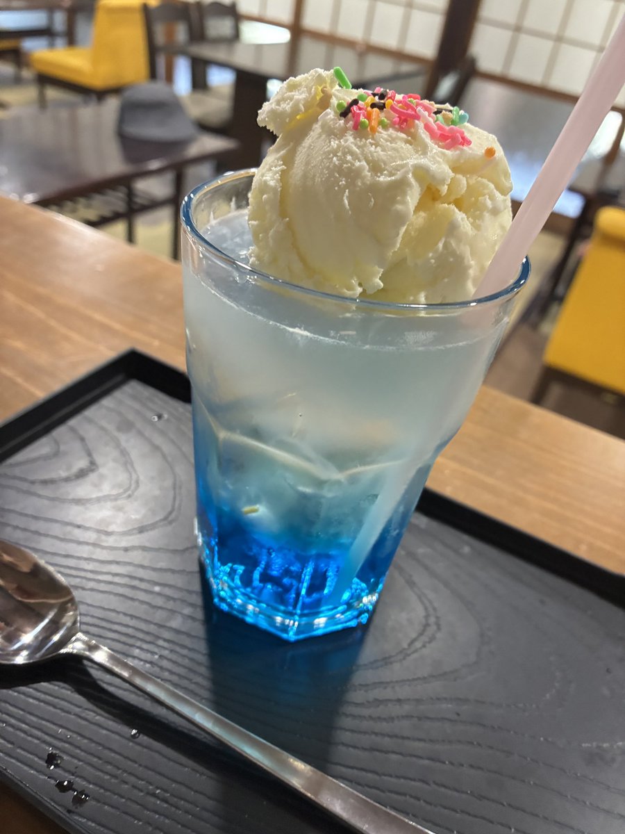 bingoyasuda's tweet photo. 暑い中、呉からブッポウソウ観察に来ていただきありがとうございました♪
#花笑カフェ #クリームソーダ #ブッポウソウ https://t.co/xXaJtCuIIu