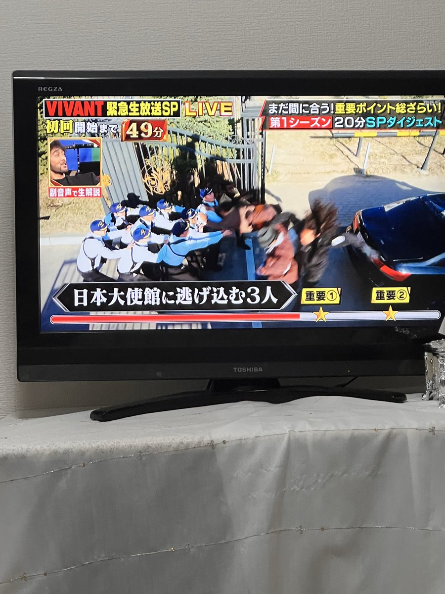 YouTubelula's tweet photo. この車の上走って逃げ込むシーン好き！ #vivant緊急生放送 https://t.co/KbBakf8SdW