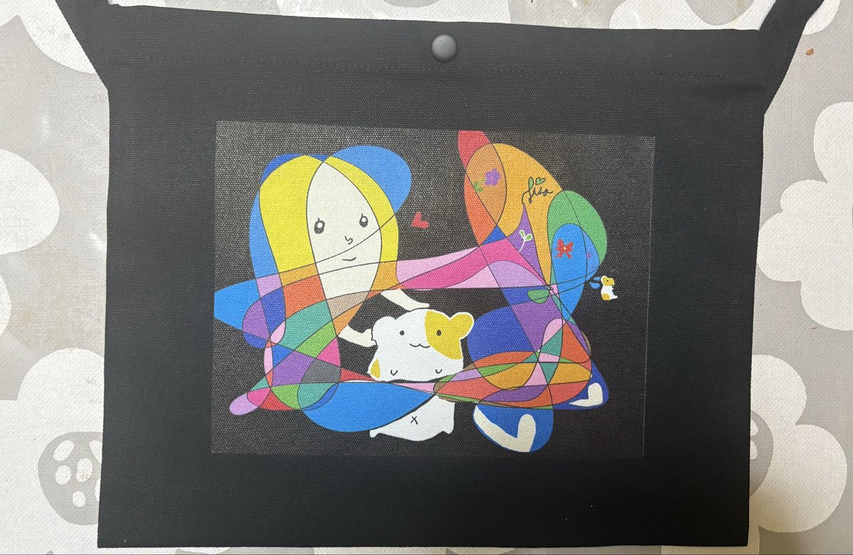 lisahamster's tweet photo. オリジナルサコッシュ。これはリピ買いした。前のは使い倒した！めっちゃ便利。
たまたま自分のシャツも着てるし笑 https://t.co/NvFql5QguT