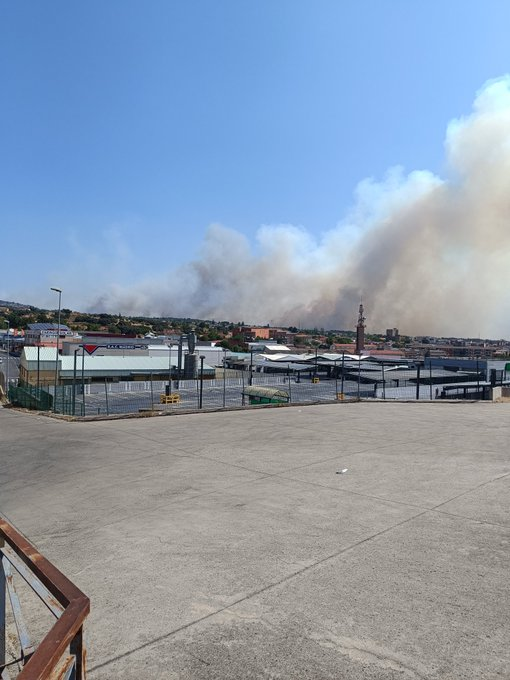 posted_news's tweet photo. #IFBurgohondo e #IFSierraOeste: Líneas de defensa mantienen los frentes separados en el eje de Santa Leonor y Cebreros. El cortafuegos resiste al norte del Alberche, en contraste con la fusión en Lancha del Yelmo. También se mantiene la separación en San Martín. https://t.co/lIbt3AA4Sa