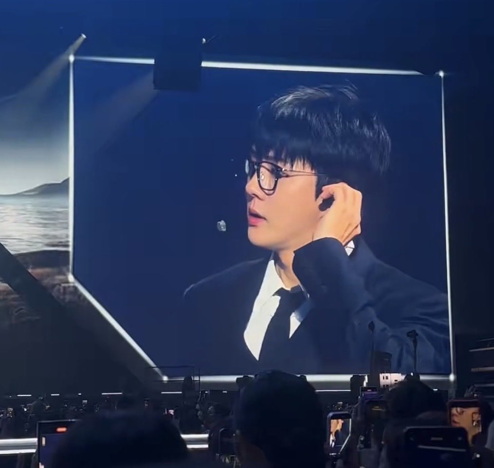 ohcha_x2's tweet photo. 와 세훈오빠 안경 너무 잘 어울림 진짜 에바야 또라이 될거같아
cr.ss11n https://t.co/Pv053eIO7R