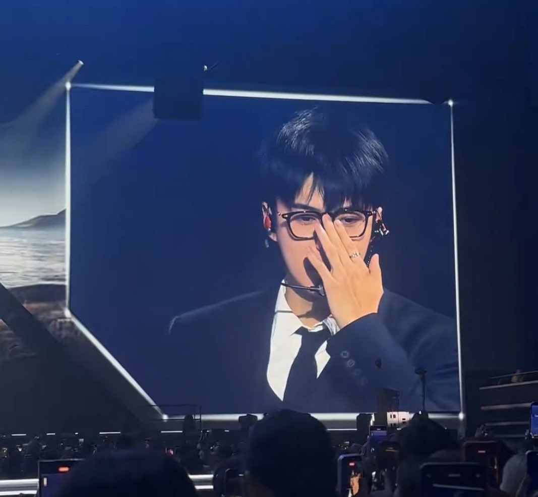 ohcha_x2's tweet photo. 와 세훈오빠 안경 너무 잘 어울림 진짜 에바야 또라이 될거같아
cr.ss11n https://t.co/Pv053eIO7R
