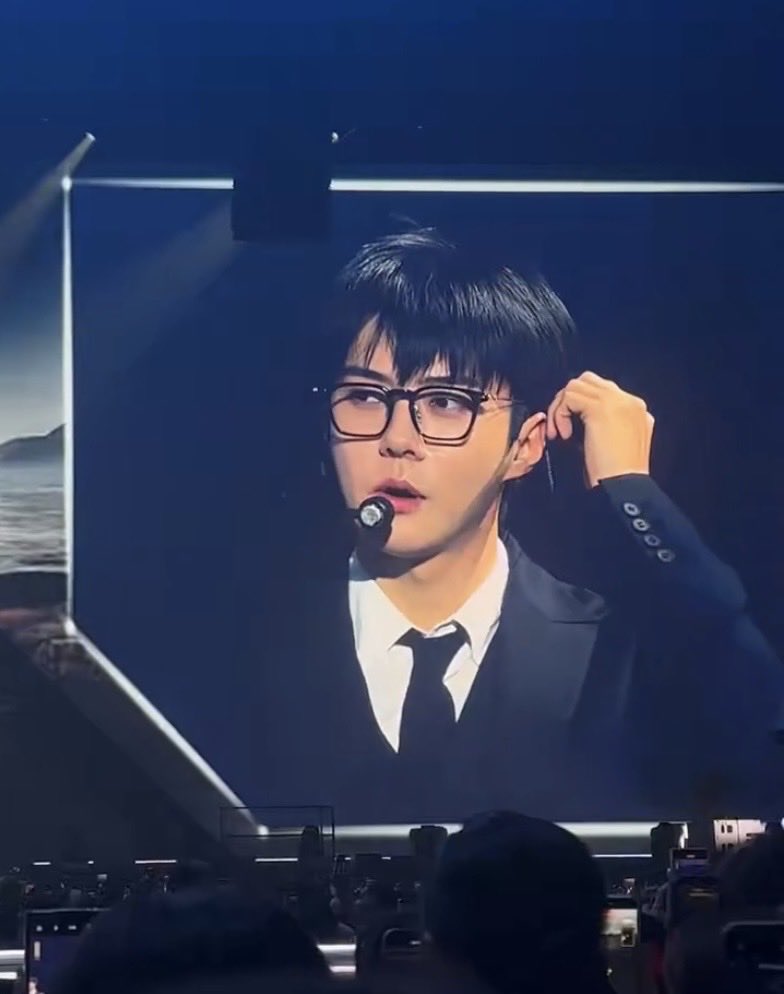 ohcha_x2's tweet photo. 와 세훈오빠 안경 너무 잘 어울림 진짜 에바야 또라이 될거같아
cr.ss11n https://t.co/Pv053eIO7R