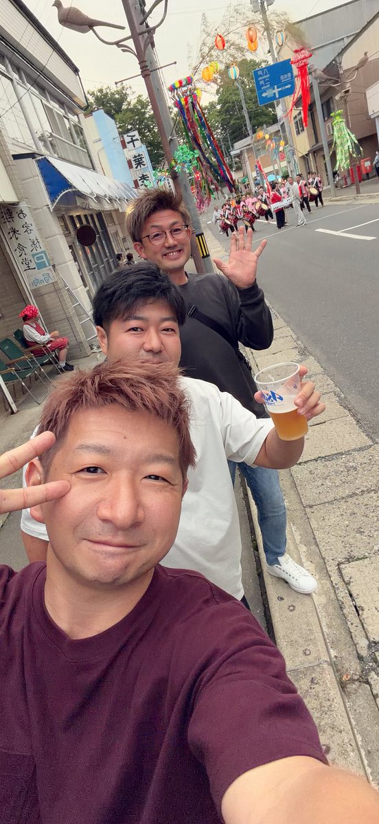 HatchOneWorks's tweet photo. かるまい夏祭り、２日目！
本日の #軽米町 は｢カシオペア杯争奪、ナニャドヤラ大会！｣ 

軽米、洋野、久慈、階上、二戸から、計5市町12団体が集結し、伝統の盆踊り｢#ナニャドヤラ｣を踊り歩く。

七夕飾りが飾られた町内を彩る郷愁、エモさ。この温かさこそが、地域や地元の魅力だと感じます✨ https://t.co/XrvNLsCXL6