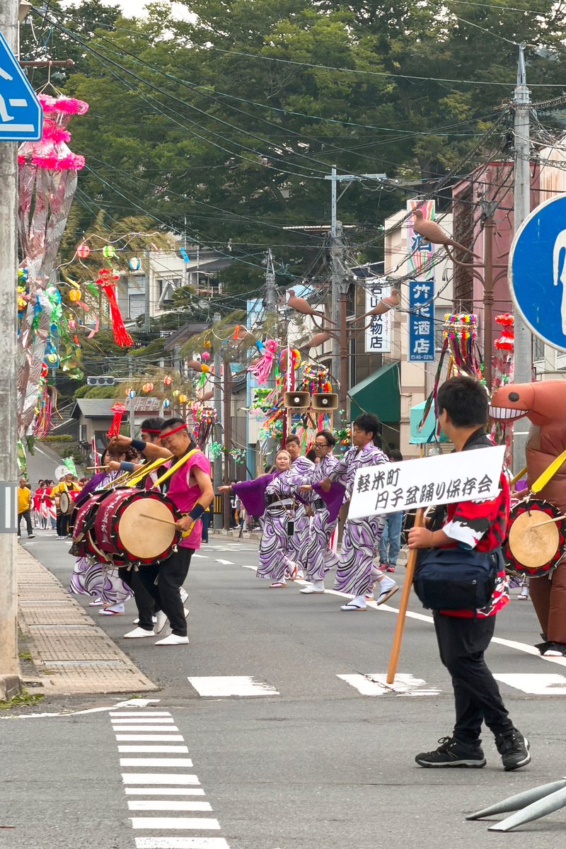 HatchOneWorks's tweet photo. かるまい夏祭り、２日目！
本日の #軽米町 は｢カシオペア杯争奪、ナニャドヤラ大会！｣ 

軽米、洋野、久慈、階上、二戸から、計5市町12団体が集結し、伝統の盆踊り｢#ナニャドヤラ｣を踊り歩く。

七夕飾りが飾られた町内を彩る郷愁、エモさ。この温かさこそが、地域や地元の魅力だと感じます✨ https://t.co/XrvNLsCXL6