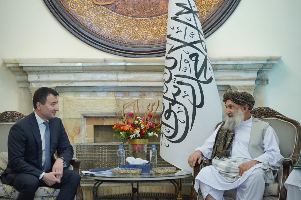 ibrahimobaida1's tweet photo. محترم رئیس الوزراء د ازبکستان د لومړي وزیر د مرستیال په مشرۍ پلاوي سره وکتل.
د افغانستان اسلامي امارت محترم رئیس الوزراء الحاج ملا محمد حسن اخند نن له غرمې مخکې د ازبکستان د لومړي وزیر مرستیال محترم جمشید خواجه یف سره، چې د یو پلاوي په مشرۍ کابل ته راغلی، په ګلخانې ماڼۍ کې وکتل.

په دې ليدنه کې د افغانستان اسلامي امارت د رياست الوزراء مقام د دفتر عمومي رئيس محترم ډاکتر ملا عبدالواسع، د کانونو او پټروليم وزير محترم ملا هدايت الله بدري او په ازبکستان کې د افغانستان اسلامي امارت سفير محترم شیخ عبدالغفار بحر هم حضور درلود.

په پیل کې، د ازبکستان د لومړي وزیر مرستیال وویل، افغانستان ته د ازبکستان د وزیرانو، معینانو، سوداګرو او پانګه والو د لوی پلاوي د سفر هدف د دواړو هیوادونو ترمنځ د اقتصادي او سیاسي اړیکو پ��اوړتیا ده.

نوموړي د ازبکستان او افغانستان ترمنځ ښو اړیکو ته په اشارې ��یاته کړه، افغانستان د ازبکستان په بهرني سیاست کې مهم ځای لري او د ازبکستان د جمهوررئیس محترم شوکت میرضیایف په لارښوونه د دغه لوی پلاوي د سفر اصلي هدف دا دی، چې د پانګونې او سوداګرۍ په برخو کې د شویو ژمنو عملي کار پیل او دواړه هیوادونه یې پایلې وګوري. 

محترم جمشید خواجه یف وویل،  تېر کال یې هیواد ته د افغانستان مجموعي صادرات ۱۵۰ میلون ډالر وو  خو د روان کال له پيله تر اوسه ازبکستان ته د افغانستان صادرات ۱۱۱ میلیون ډالرو ته رسېدلي او توقع شته، چې د کال تر پایه دغه کچه نوره هم زیاته شي. 

نوموړي همداراز زیاته کړه، ازبکستان تر اوسه افغانانو ته ۵ زره ویزې ورکړي او دا د ��واړو هیوادونو ترمنځ د دوستي او اقتصادي اړیکو د پراختیا ښودنه کوي. 

ورپسې د افغانستان اسلامي امارت محترم رئیس الوزراء الحاج ملا محمد حسن اخند د ازبکستان د لومړي وزیر مرستیال محترم جمشید خواجه یف په مشرۍ پلاوي ته ښه راغلاست ووایه او د دوی سفر یې د افغانستان او ازبکستان ترمنځ د اړیکو پیاوړتیا لپاره مهم یاد کړ. 

محترم رئیس الوزراء وویل، د ازبکستان د دې لوی پلاوي سفر او د اقتصادي اړیکو پراختیا د افغانستان پر راتلونکې د یاد هیواد د باور لویه نښه ده.

محترم الحاج ملا محمد حسن اخند  د ازبکستان د لومړي وزیر مرستیال ته ډاډ ورکړ، چې افغانستان له یاد ورو او دوست هیواد سره د اړیکو په پیاوړتیا خوښ او د شویو ژمنو تطبیق ته بشپړ ژمن دی.