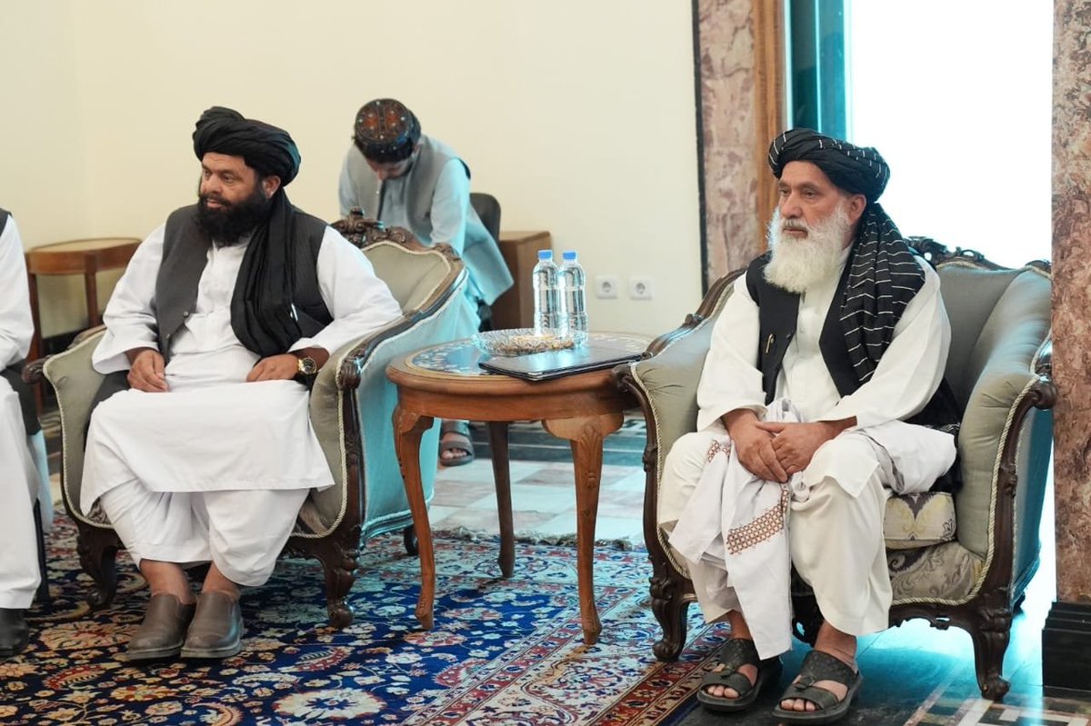 ibrahimobaida1's tweet photo. محترم رئیس الوزراء د ازبکستان د لومړي وزیر د مرستیال په مشرۍ پلاوي سره وکتل.
د افغانستان اسلامي امارت محترم رئیس الوزراء الحاج ملا محمد حسن اخند نن له غرمې مخکې د ازبکستان د لومړي وزیر مرستیال محترم جمشید خواجه یف سره، چې د یو پلاوي په مشرۍ کابل ته راغلی، په ګلخانې ماڼۍ کې وکتل.

په دې ليدنه کې د افغانستان اسلامي امارت د رياست الوزراء مقام د دفتر عمومي رئيس محترم ډاکتر ملا عبدالواسع، د کانونو او پټروليم وزير محترم ملا هدايت الله بدري او په ازبکستان کې د افغانستان اسلامي امارت سفير محترم شیخ عبدالغفار بحر هم حضور درلود.

په پیل کې، د ازبکستان د لومړي وزیر مرستیال وویل، افغانستان ته د ازبکستان د وزیرانو، معینانو، سوداګرو او پانګه والو د لوی پلاوي د سفر هدف د دواړو هیوادونو ترمنځ د اقتصادي او سیاسي اړیکو پ��اوړتیا ده.

نوموړي د ازبکستان او افغانستان ترمنځ ښو اړیکو ته په اشارې ��یاته کړه، افغانستان د ازبکستان په بهرني سیاست کې مهم ځای لري او د ازبکستان د جمهوررئیس محترم شوکت میرضیایف په لارښوونه د دغه لوی پلاوي د سفر اصلي هدف دا دی، چې د پانګونې او سوداګرۍ په برخو کې د شویو ژمنو عملي کار پیل او دواړه هیوادونه یې پایلې وګوري. 

محترم جمشید خواجه یف وویل،  تېر کال یې هیواد ته د افغانستان مجموعي صادرات ۱۵۰ میلون ډالر وو  خو د روان کال له پيله تر اوسه ازبکستان ته د افغانستان صادرات ۱۱۱ میلیون ډالرو ته رسېدلي او توقع شته، چې د کال تر پایه دغه کچه نوره هم زیاته شي. 

نوموړي همداراز زیاته کړه، ازبکستان تر اوسه افغانانو ته ۵ زره ویزې ورکړي او دا د ��واړو هیوادونو ترمنځ د دوستي او اقتصادي اړیکو د پراختیا ښودنه کوي. 

ورپسې د افغانستان اسلامي امارت محترم رئیس الوزراء الحاج ملا محمد حسن اخند د ازبکستان د لومړي وزیر مرستیال محترم جمشید خواجه یف په مشرۍ پلاوي ته ښه راغلاست ووایه او د دوی سفر یې د افغانستان او ازبکستان ترمنځ د اړیکو پیاوړتیا لپاره مهم یاد کړ. 

محترم رئیس الوزراء وویل، د ازبکستان د دې لوی پلاوي سفر او د اقتصادي اړیکو پراختیا د افغانستان پر راتلونکې د یاد هیواد د باور لویه نښه ده.

محترم الحاج ملا محمد حسن اخند  د ازبکستان د لومړي وزیر مرستیال ته ډاډ ورکړ، چې افغانستان له یاد ورو او دوست هیواد سره د اړیکو په پیاوړتیا خوښ او د شویو ژمنو تطبیق ته بشپړ ژمن دی.