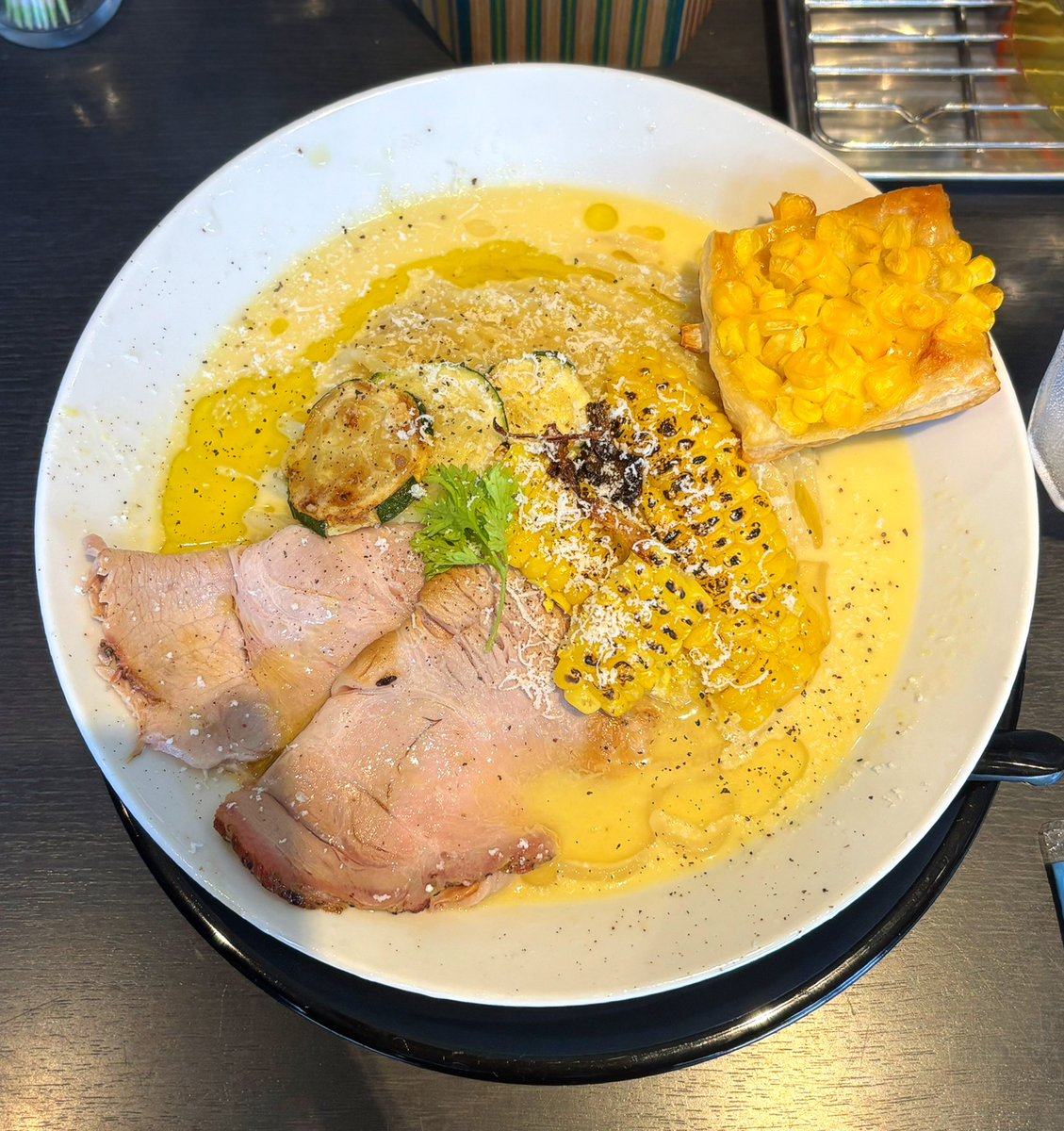 akairinga's tweet photo. 冷やしとうもろこしのポタージュsoba
アンタイヌードルズ
トリュフ風味の爽やかなとうもろこしポタージュにがもちもちの麺と絡んで最高！トッピングには焼き🌽たっぷり、パイも🌽乗ってて超贅沢。チャーシューも美味しかった。 https://t.co/XXYXAQWFy6