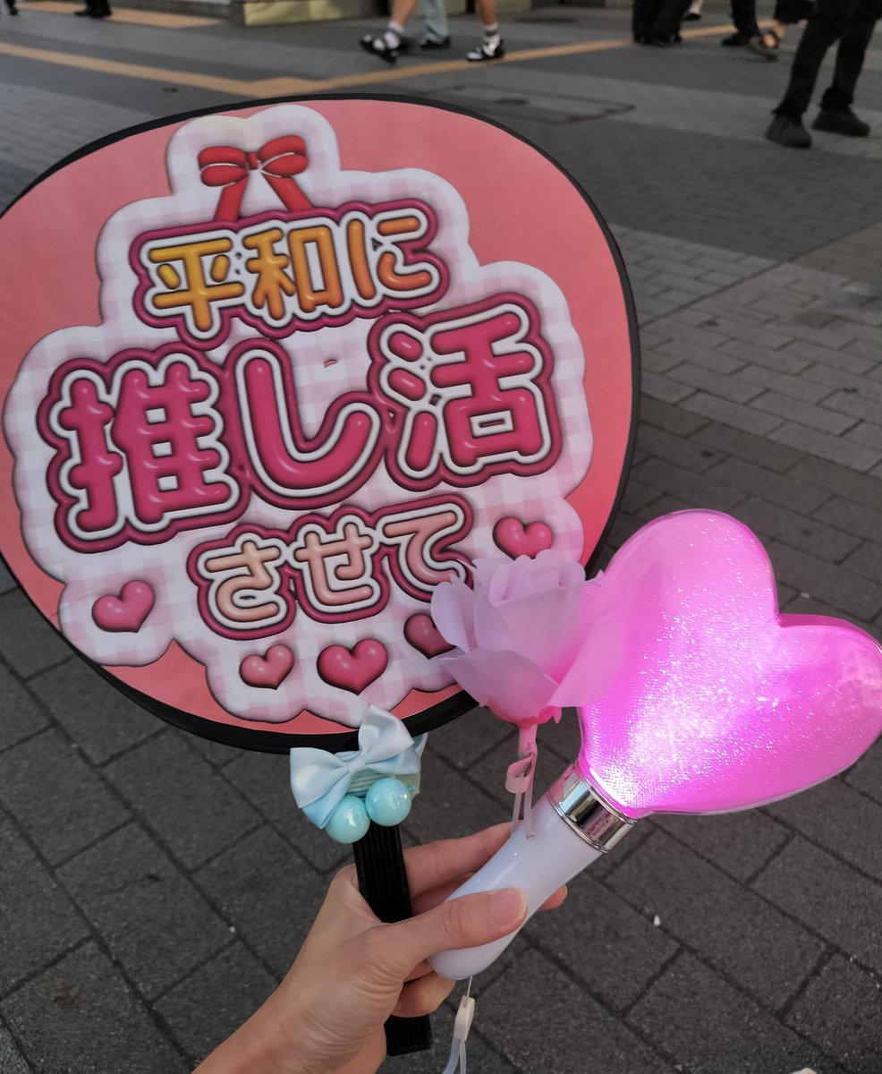 starsky19628's tweet photo. #反戦お嬢様部スタンディングデモ0726
花とパッチもらった！
後半に交差点デモも少しやって、楽しかった！
ただ最後の方で、とある愛知県議の人がしつこく文句つけてきて、しばらく主催者さんたちが対応してた。

傍から見て迷惑とか怖いとか思うのは仕方ない、でも今伝えなければいけないことだし、平和的にやれる数少ない手段なんだ。
周りの冷めた反応、自分でも心苦しい。
妨害があると誰かが対応してくれるけど、正直ビクビクしてしまう。
抗議する権利は確かにあるんだけど、やってていいのかなって思ってしまう。
名古屋駅は良くも悪くも血気盛んだな…