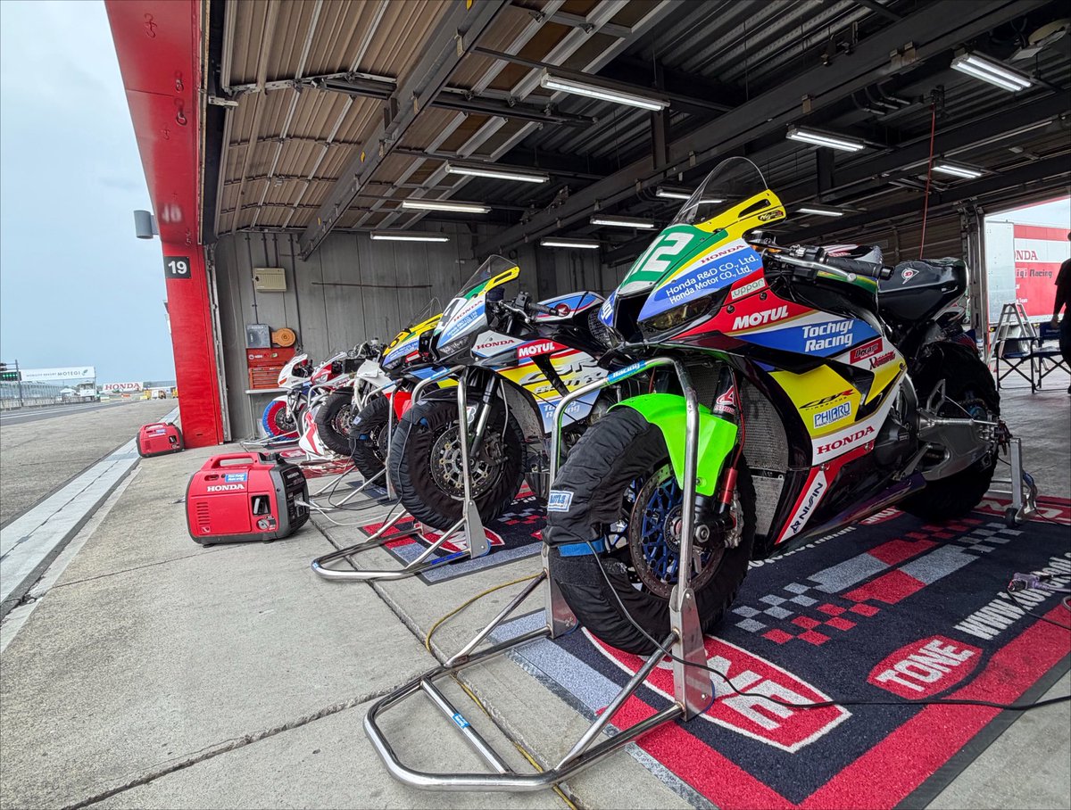 ryu_panigale's tweet photo. 8耐マシン乗らせてもらった〜

バイクでサーキット走行2年ぶり🏍️
ビビりすぎて全然無理やった😇

貴重な経験できた！ https://t.co/L7WQt9bFZA